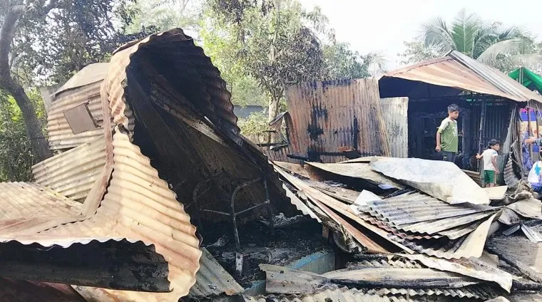 গভীর রাতে বিএনপির কার্যালয়ে আগুন 